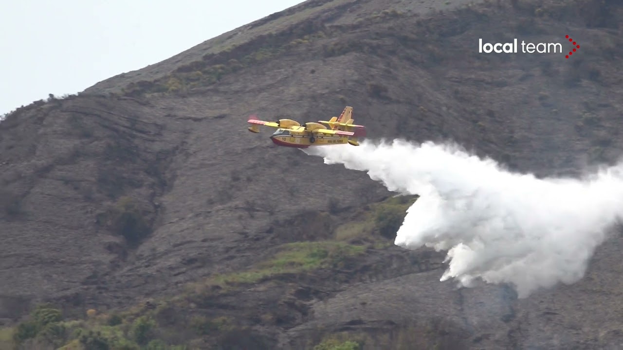 I canadair spengono gli ultimi focolai dell'incendio divampato sull'isola di Stromboli