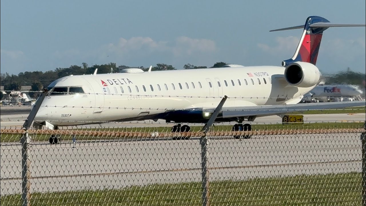 A330-300 LANDING AND CRJ900 takeoff at FLL. YES. A CRJ-900 delta. 