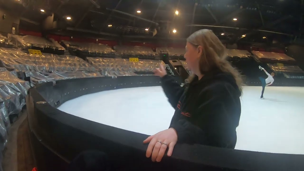 JLOVESBLACKPOOL GOES ICE SKATING