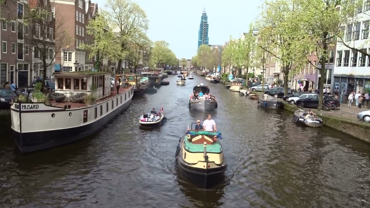 Boating on the canals of Amsterdam: eerste warme dag van het jaar 06-04-2024