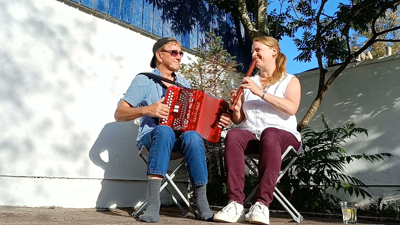 Chì mi na mòrbheanna (The Mist-Covered Mountains) - Scottish air on button accordion & recorder