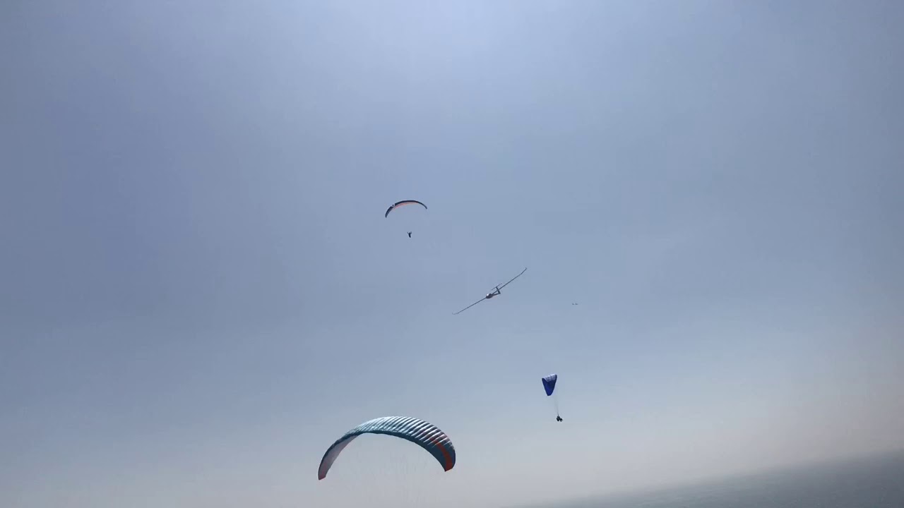 2 LET 5.3m DG-1000's flying together