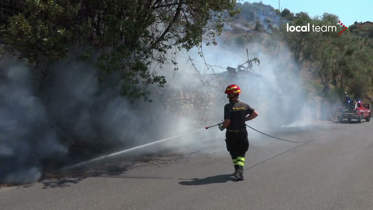 Versilia, continua intervento vigili del fuoco: focolai ancora attivi