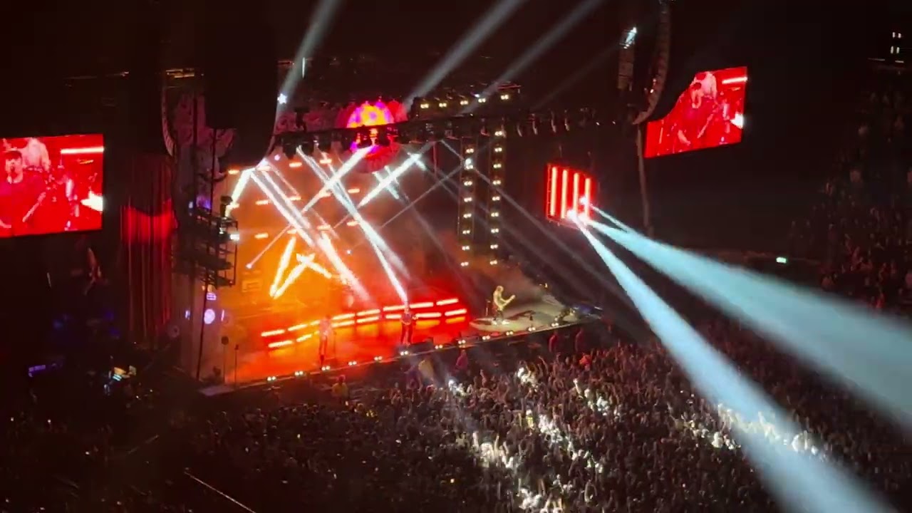 Fall Out Boy - My Songs Know What You Did in the Dark (Light Em Up) (Live in London) 2 November 2023