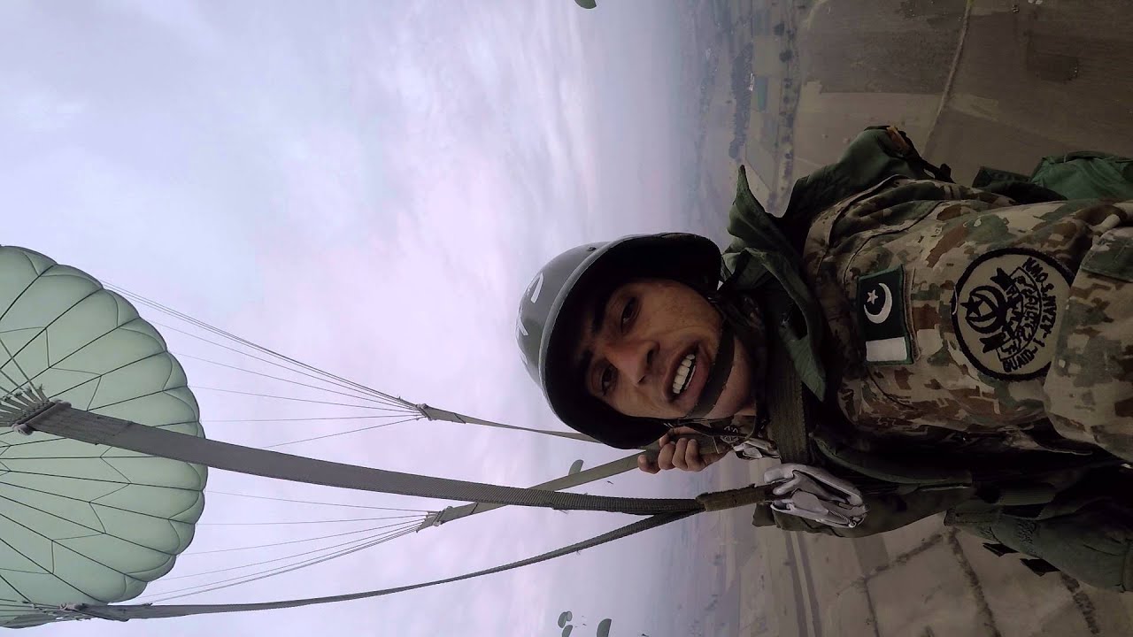 Pakistan army paratroper. Pakistani Airborn jump.