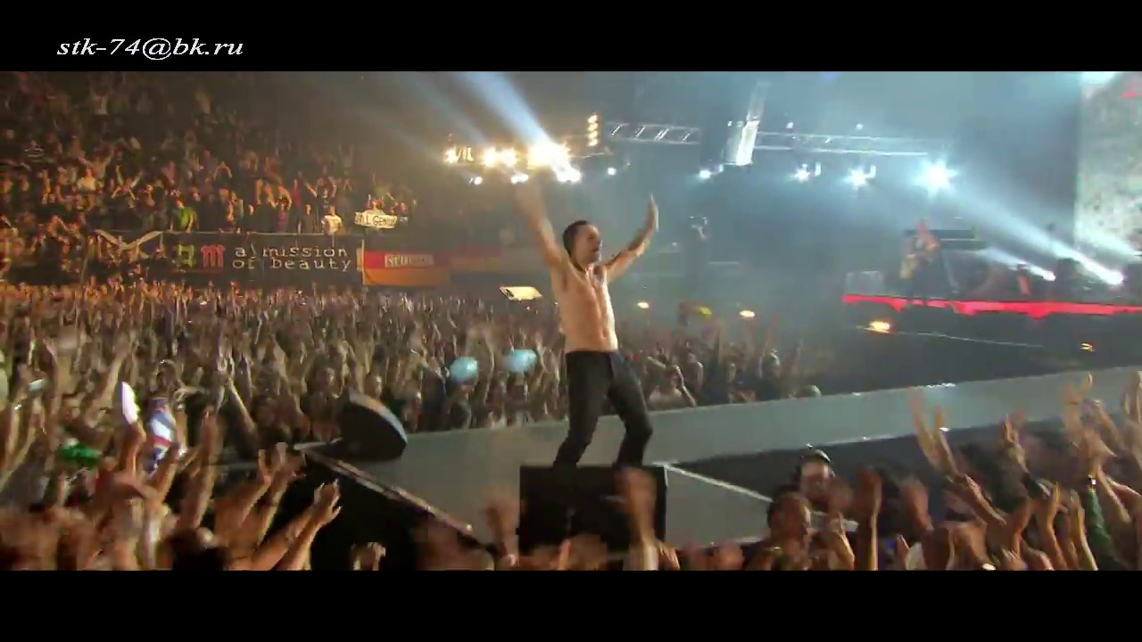 Depeche Mode - Never Let Me Down Again ( Tour of the Universe Live In Barcelona 2009)