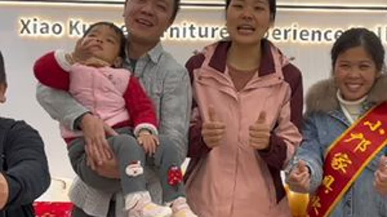 邝总5000平家具体验馆开业了，汐汐爸爸刚好放假回来一起去祝贺邝总开业大吉，生意红红火火，一路长虹#记录真实生活 #家具人小邝