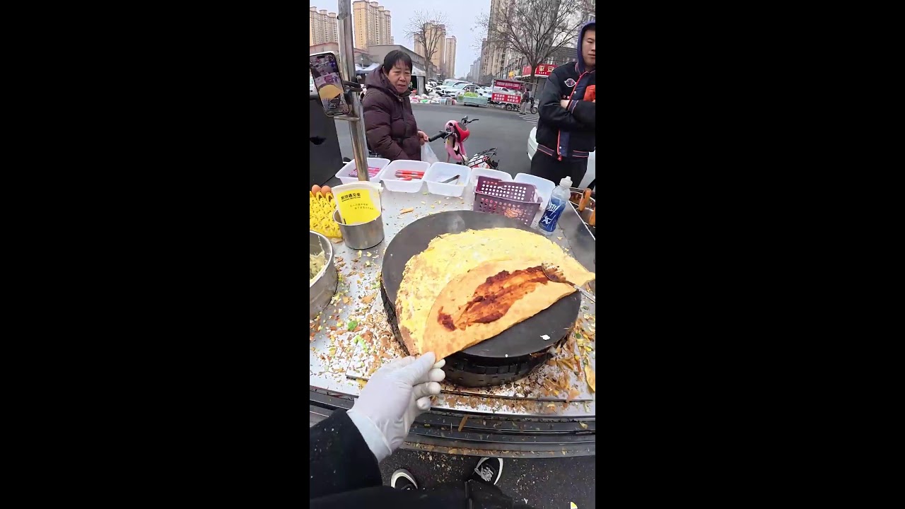 Live broadcast of street food specialties and fruit delicacies