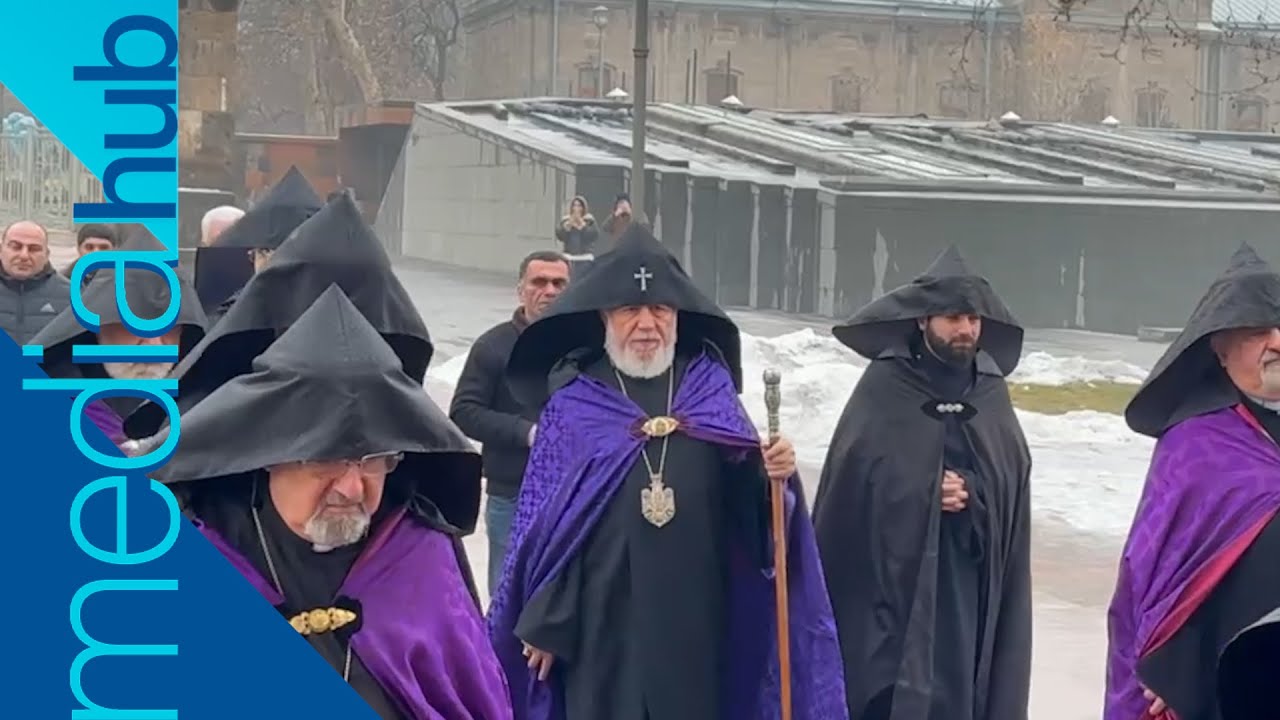Հոգևորականները Վեհափառին ուղեկցում են Մայր Տաճար
