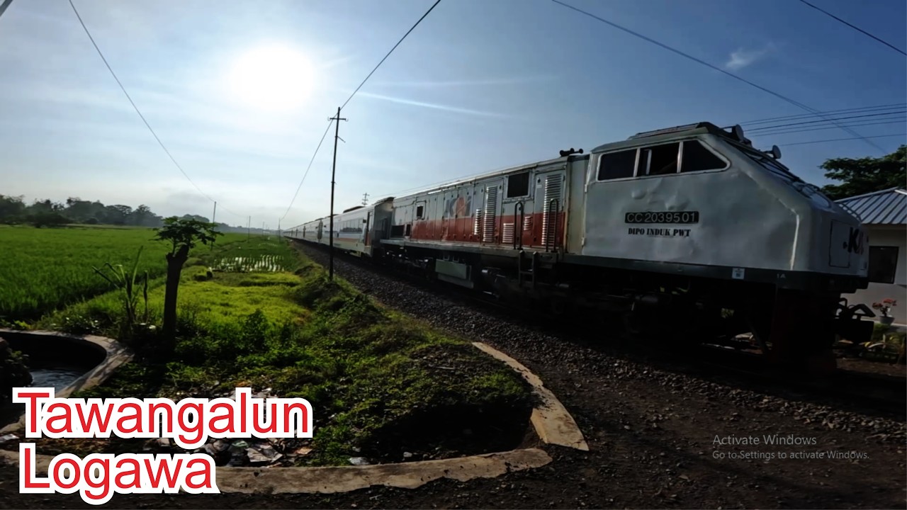 Premium.!! Kereta api Logawa Banyuwangi-Purwokerto PP melintas di track lurus tanpa hambatan