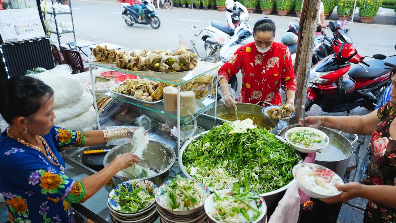 Không ngờ tô bún cá 20k đầy ắp, Tết cũng không tăng giá