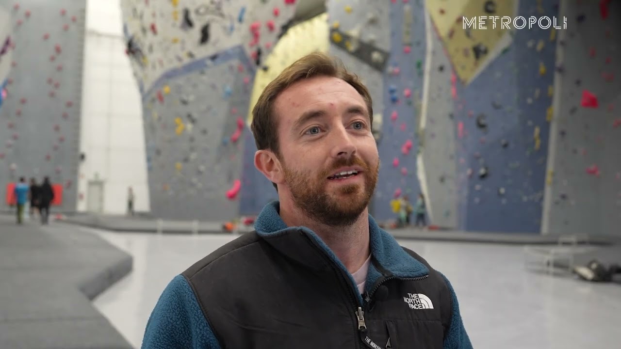 El routesetter, el artífice de ese cuadro de puntos de colores del Sharma Climbing de Gavà