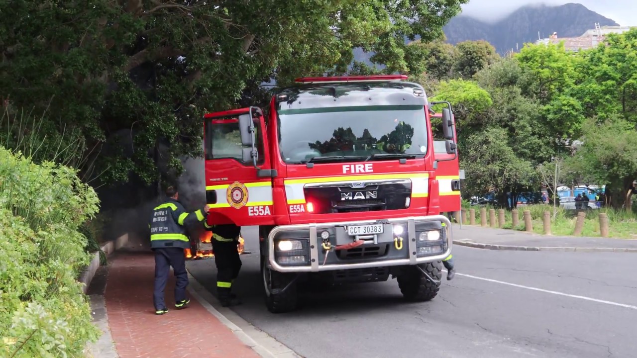 Fire Closes Down Belmont Road, Cape Town. 4K