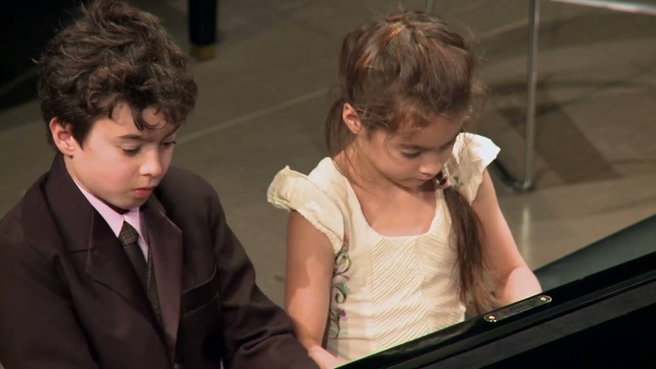 Alejandro and Valeria play 