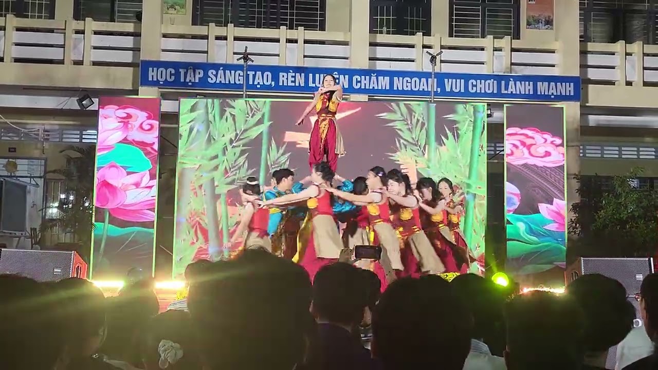 Kiếp sau vẫn là người Việt Nam. Biểu diễn: tập thể khối 9