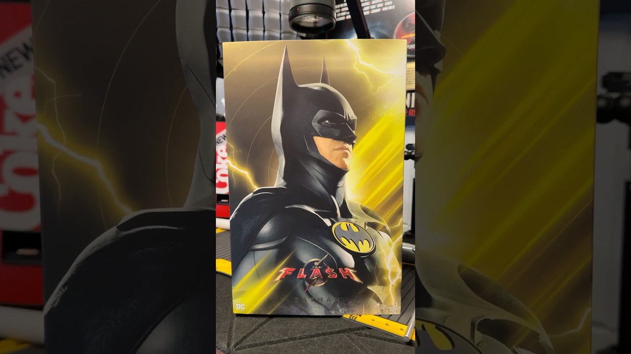 The New HotToys Batman Modern Suit from the Flash!
