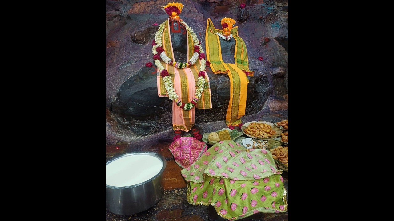श्री गिरिराज जी मुखारविंद गोवर्धन नाथ का मंगला आरती का दर्शन. #giriraji  @DIVYA SHANKHNAAD