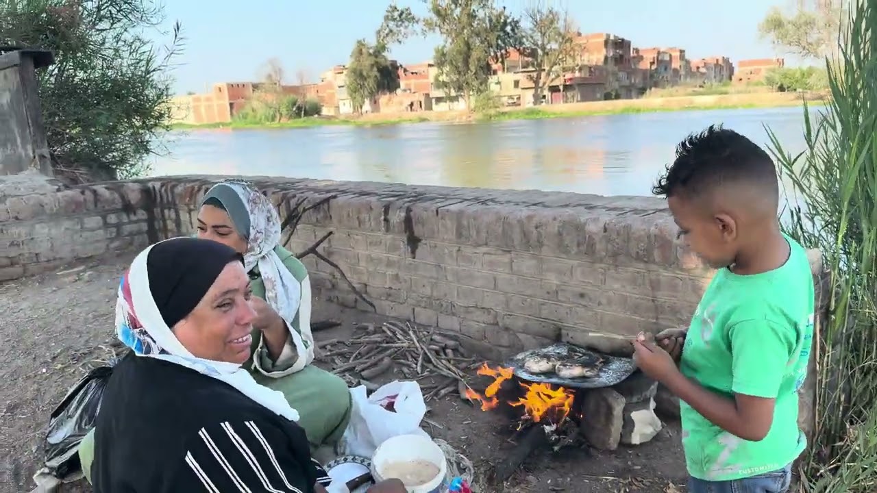 حنان بتشوي سمك علي البحر هي وامها
