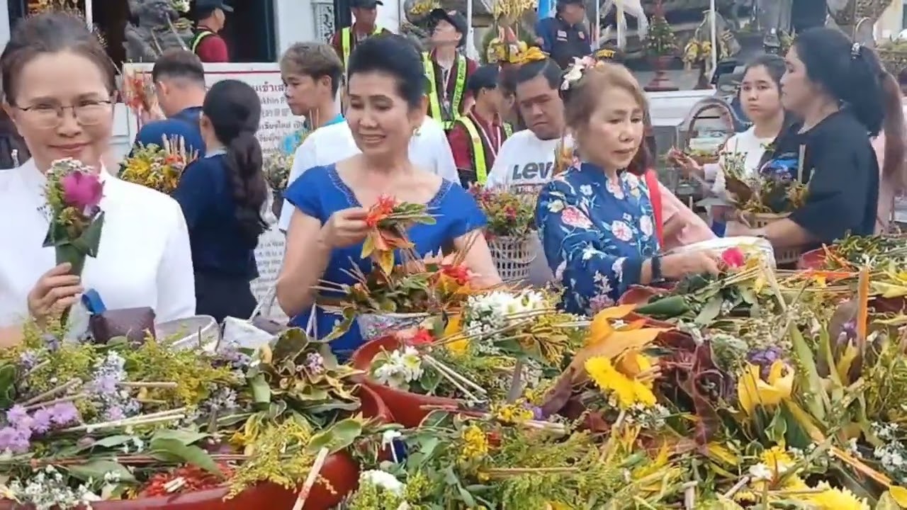 เจ้าเจือจันทร์ ณ เชียงใหม่ นำเครือข่ายวัฒนธรรม ใส่ขันดอกไม้