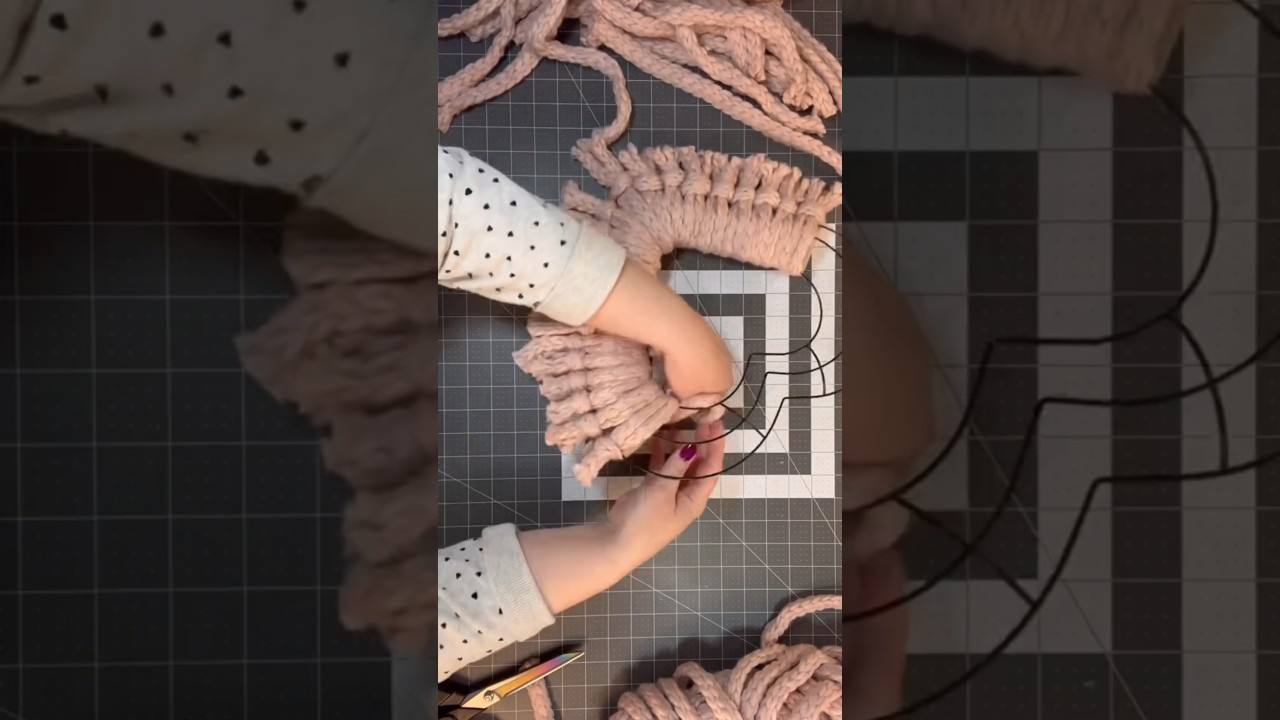 How to Make a Yarn Wreath with Julie&rsquo;s Wreath Boutique / Valentines Crafts #julieswreathboutique