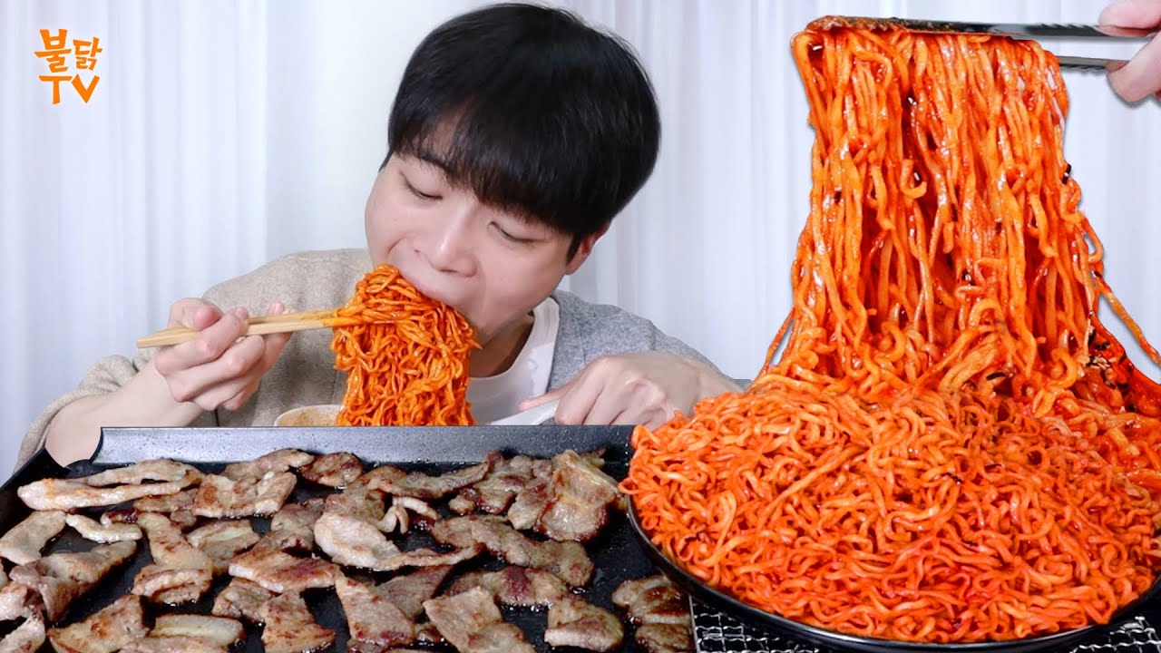 SUB) 유노🧡불닭, 사랑한지 1년째~🎉 1주년 기념 고기 케이크+불닭볶음면 N봉 먹방이닭🔥 [불닭타임]