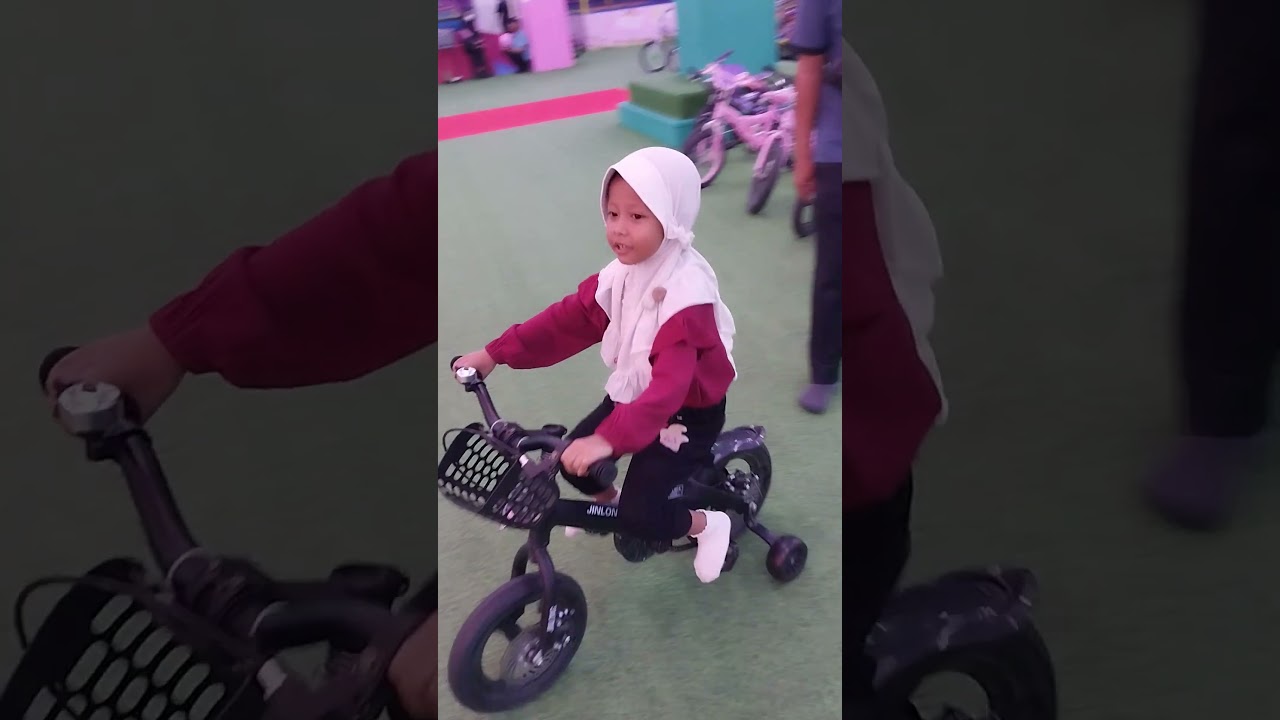 Nala main sepeda di dalam playground ??? Kok bisa ya ???#bermaian #shortvideo #shorts #playground