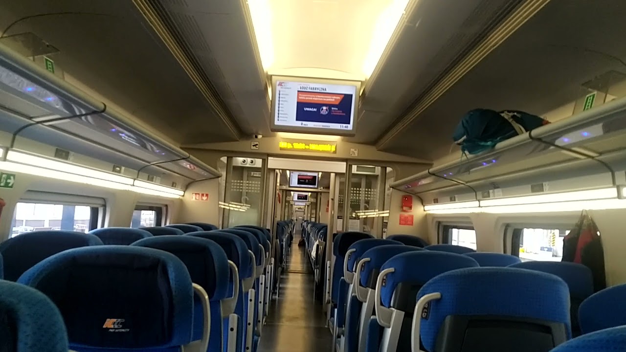 Przejście po składzie IC Czartoryski.