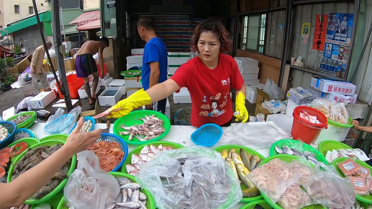 阿源一邊開玩笑一邊賣魚，結果笑聲比喊聲還大，全場嗨翻！  阿源海鮮拍賣@台中大雅市場