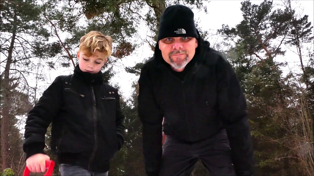 Winterkamperen vader en zoontje in de sneeuw!