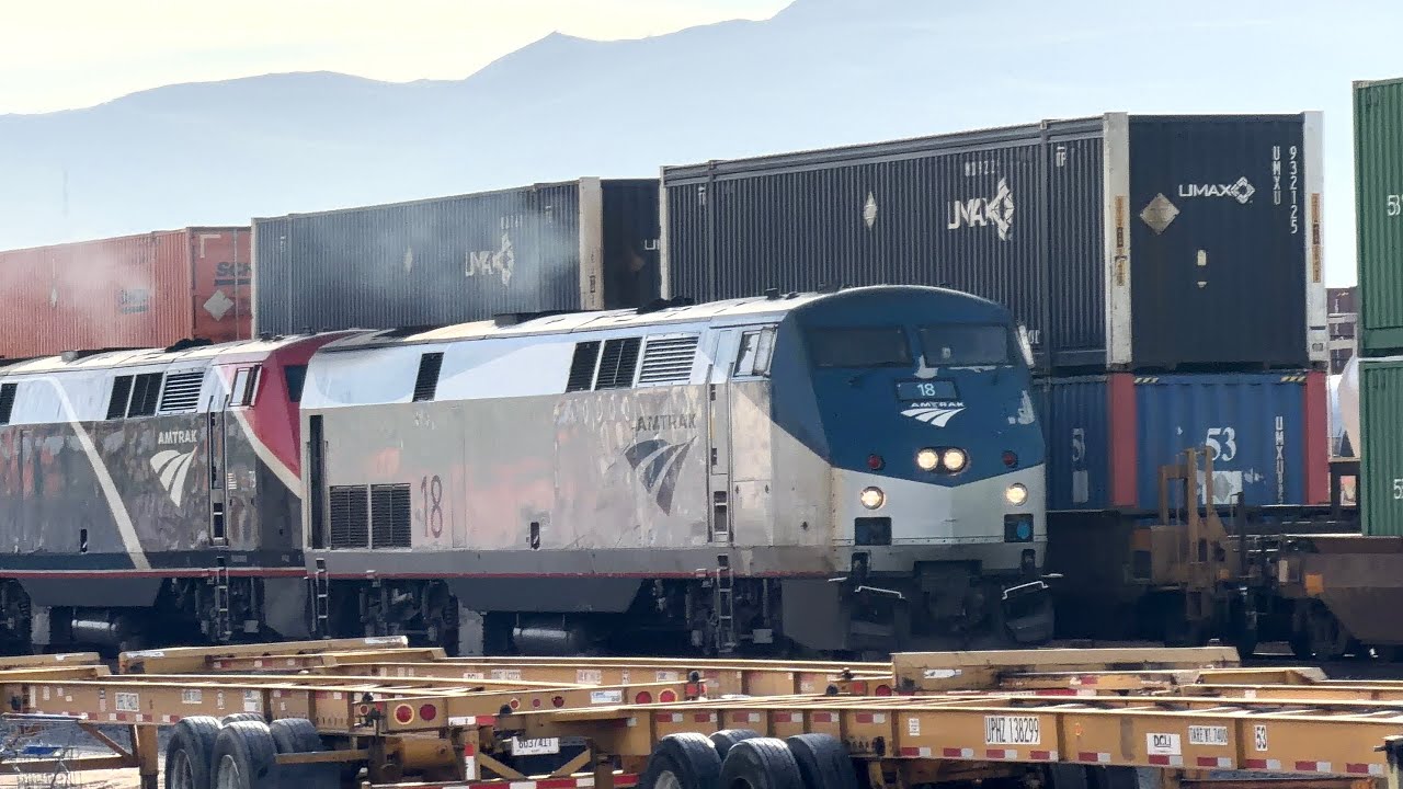 Поезд Amtrak California Zephyr № 5 с частными вагонами Патрика Генри на железнодорожной станции С...