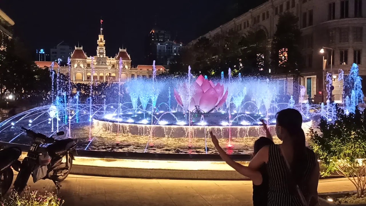 Nhạc nước tại Phố Đi bộ Nguyễn Huệ