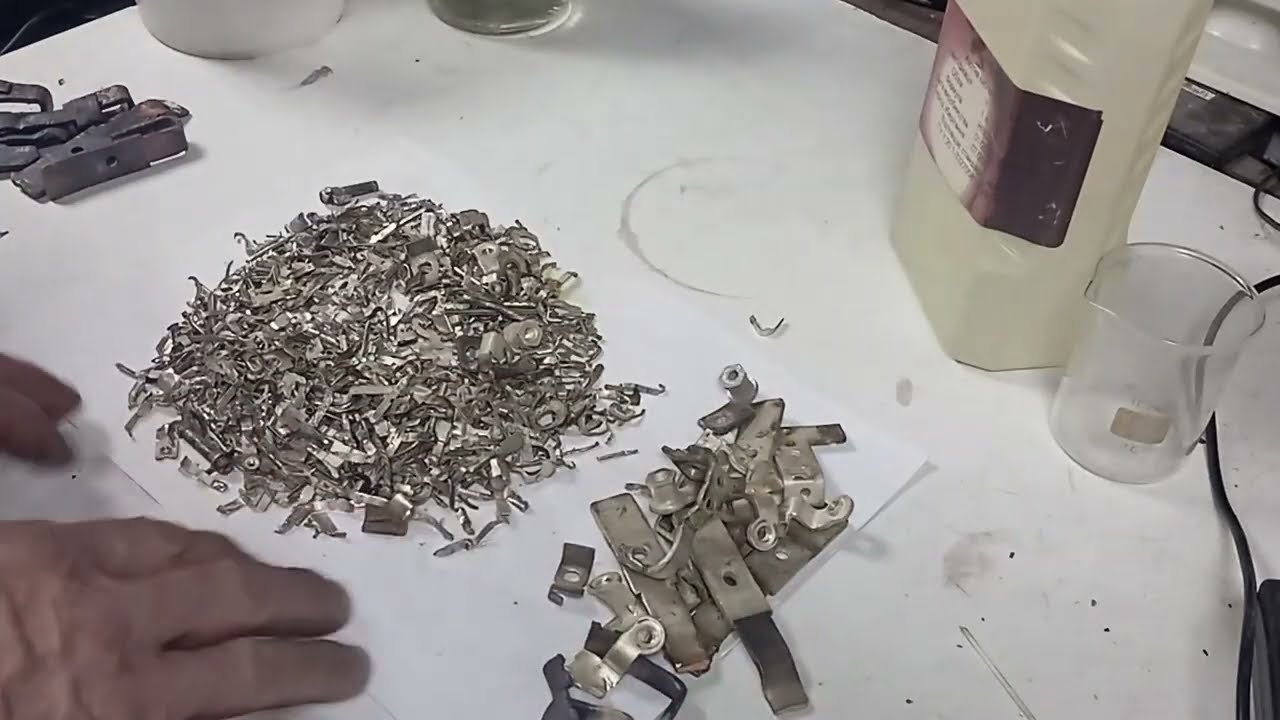 Невероятное Количество Серебра Извлекается из Старых Радиодеталей