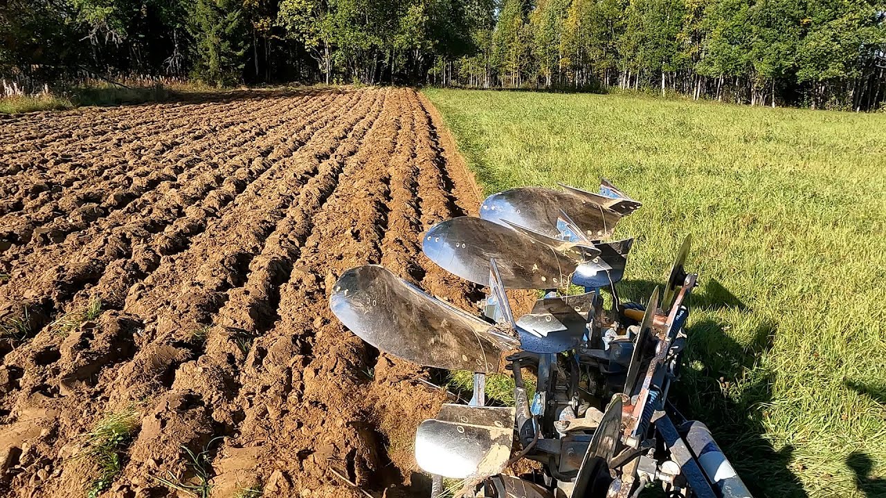 Valtra N123 plowing with an Överum reversible plow - Part 2/2
