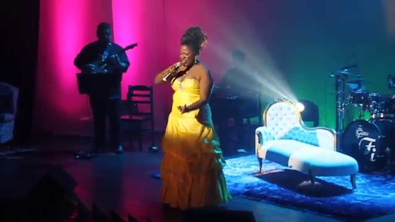 Medley Whitney Houston - Vanessa Jackson (Live in Teatro Nair Bello)
