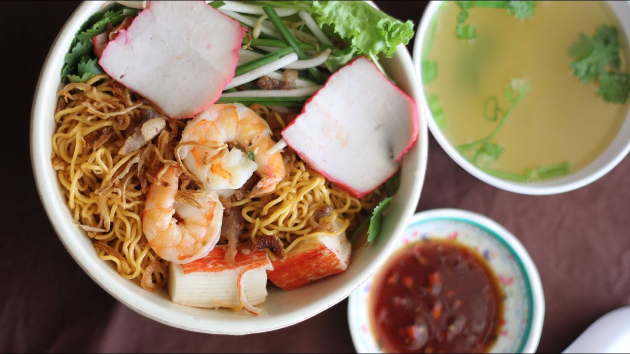 Mi Kho Tom Thit (Dry Egg Noodles with Shrimp and Pork)