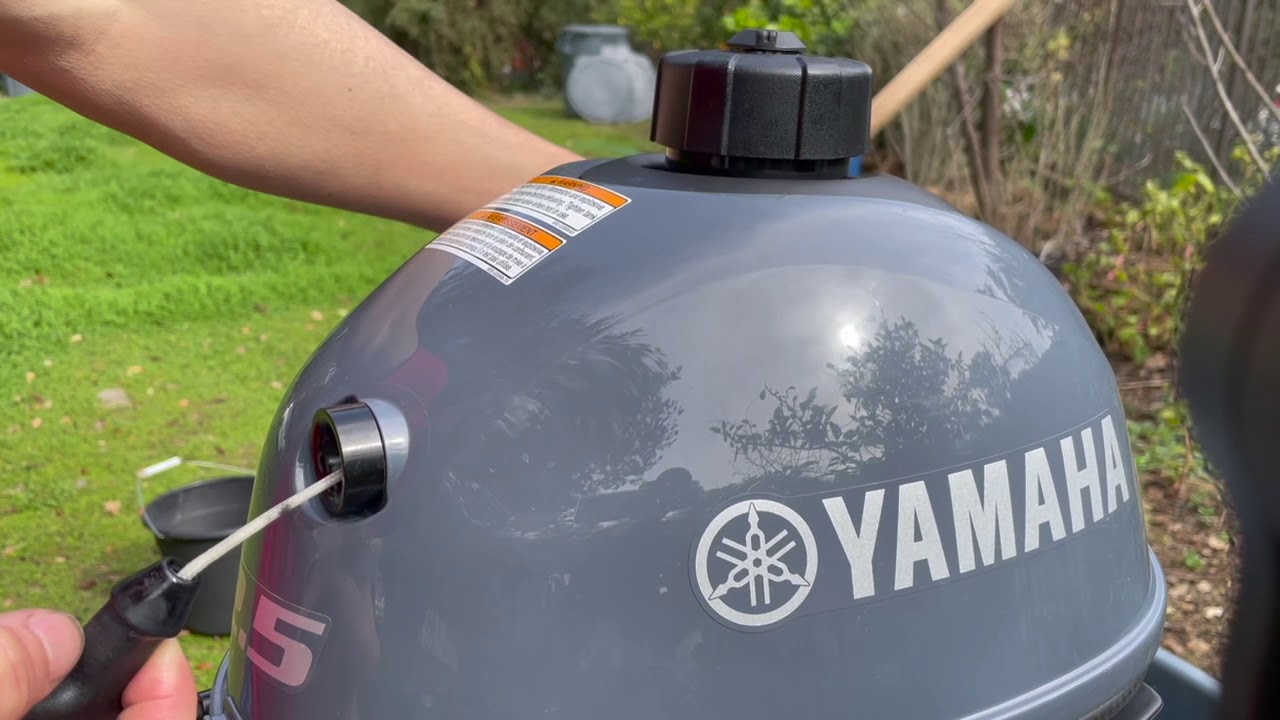 Замена масла в подвесном моторе Yamaha 2,5 л.с.