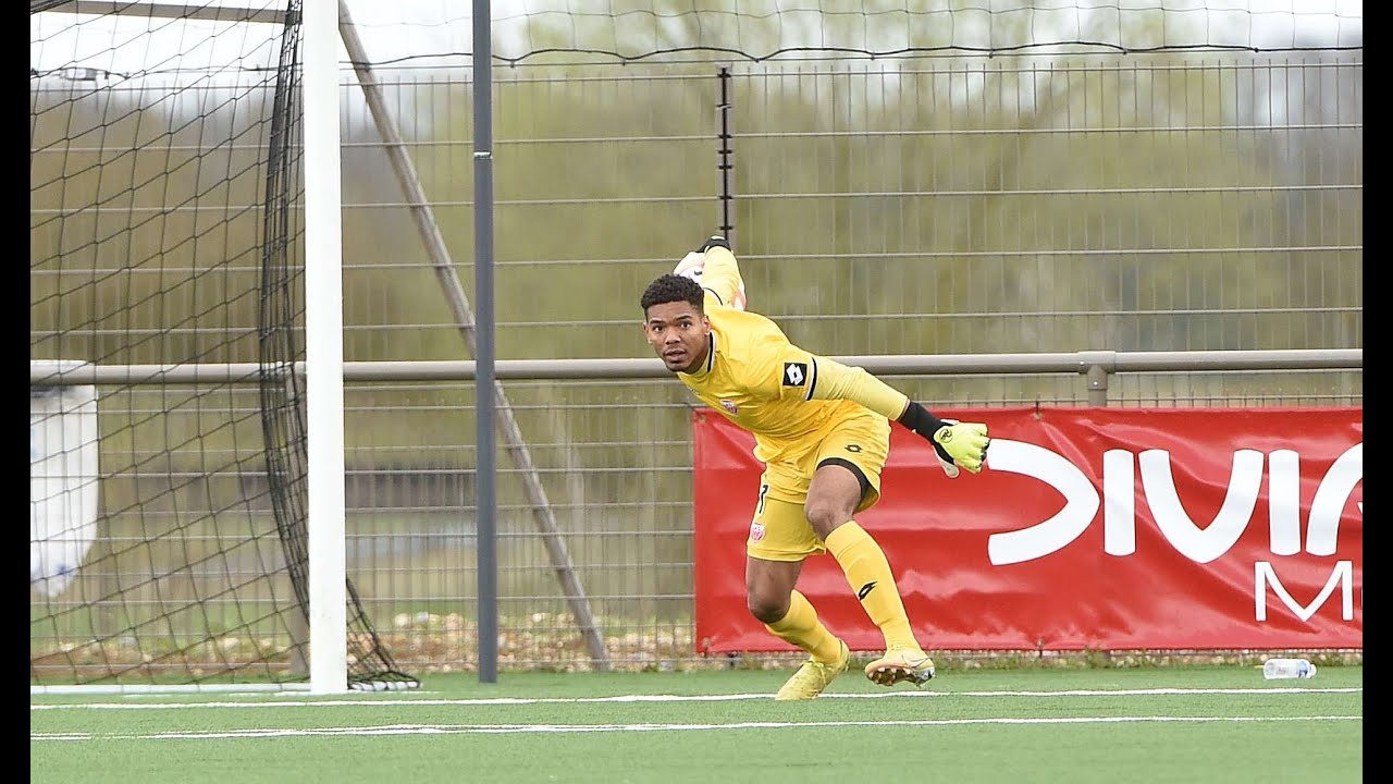 Goalkeeper Adrien Moncet (19 years old), season 2022-2023 N3 (French League) with @OfficielDFCO
