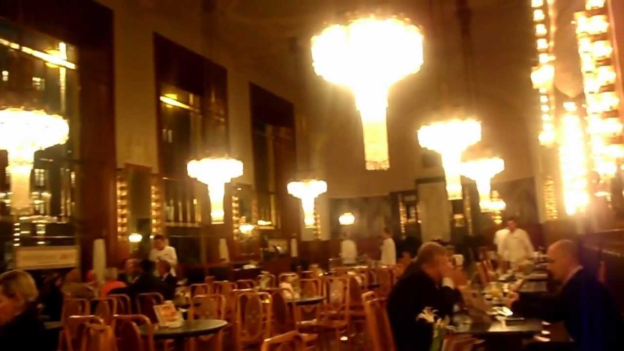 Inside the classy Kav&aacute;rna obecn&iacute; Dům (Municipal House Cafe) in Prague | 2bearbear.com