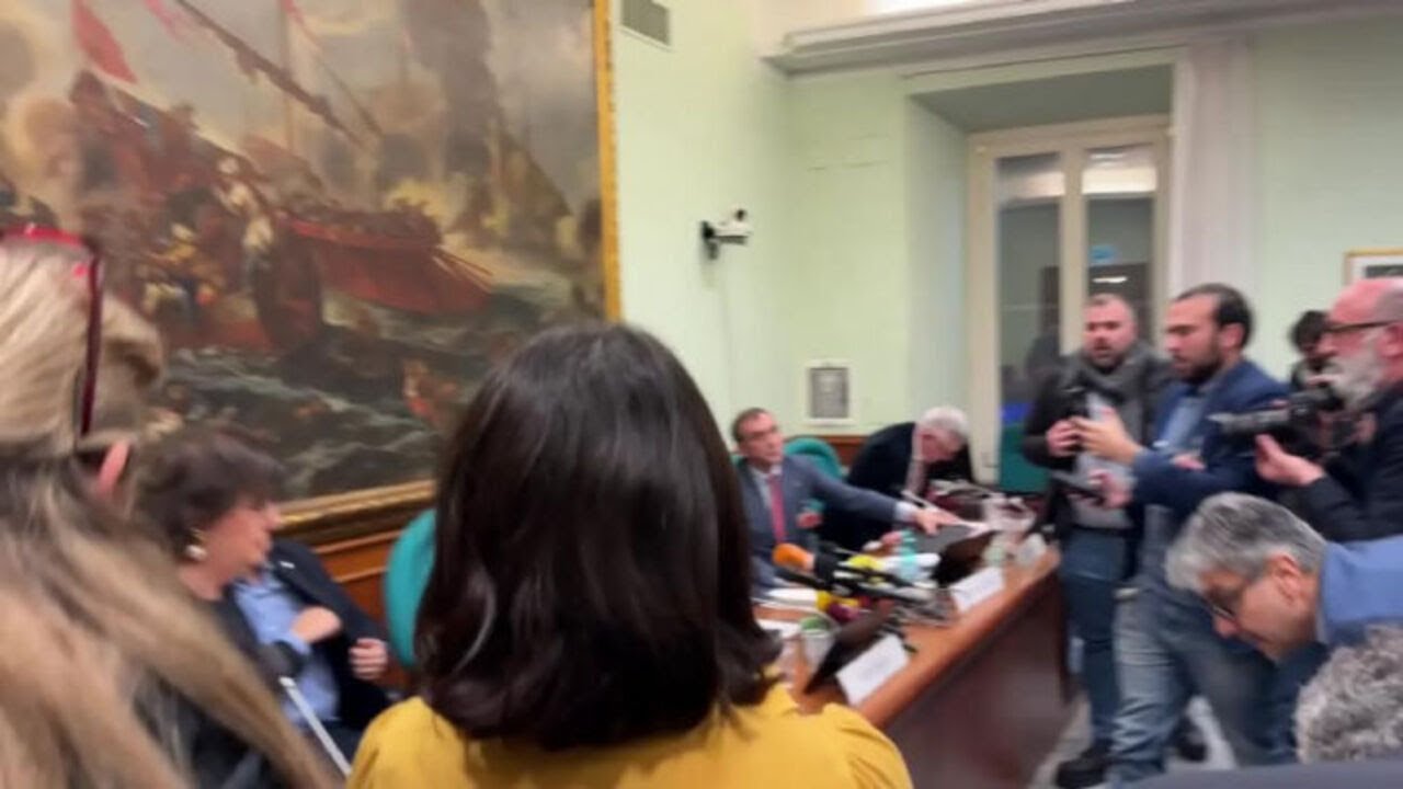 Salvini va via a fine conferenza stampa inseguito dai cronisti ma risponde solo sul Milan