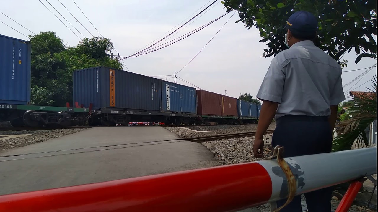 Repotnya Menjaga Palang Pintu Kereta Api Manual