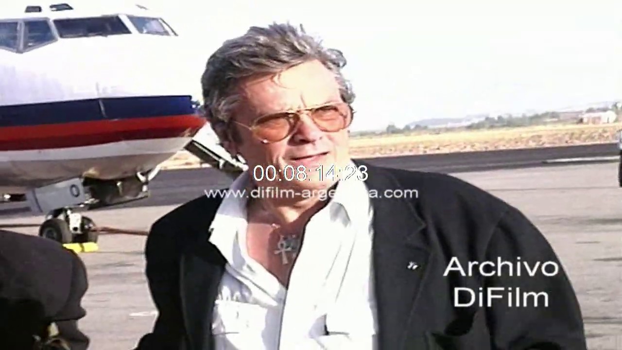 Alain Delon en el aeropuerto de Carrasco junto a Roberto Giordano 1996