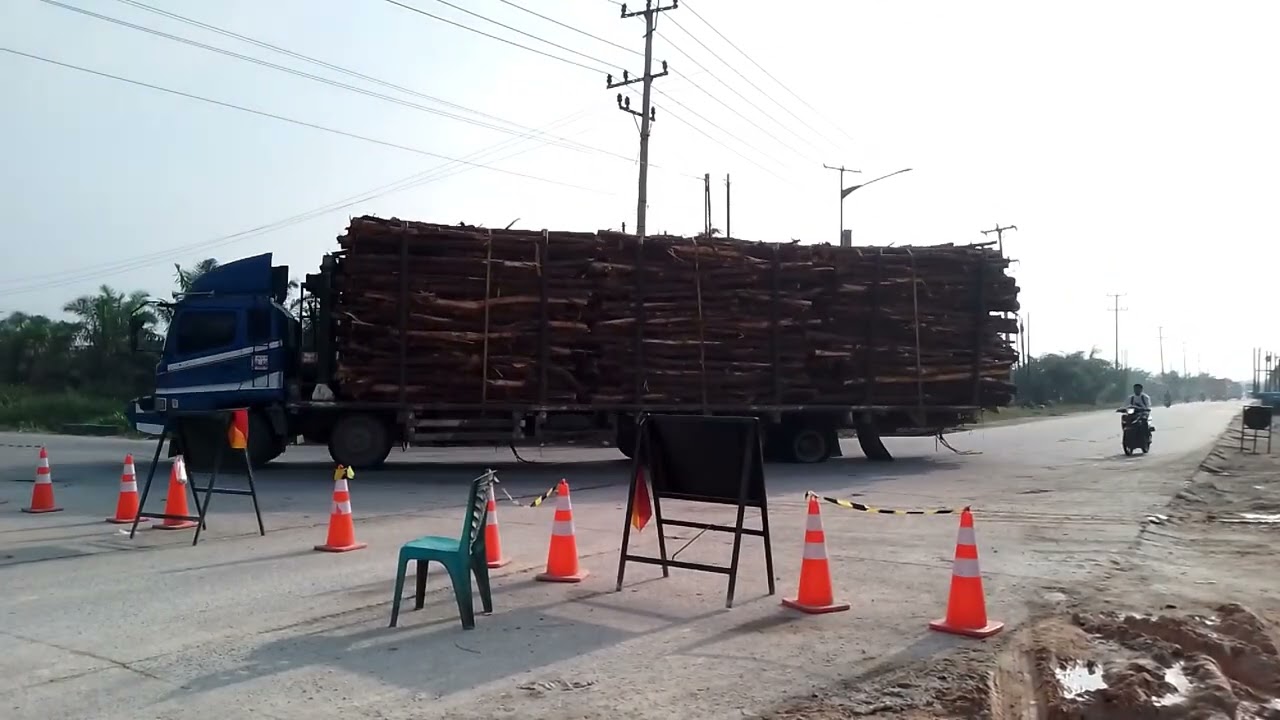 KETIKA TRUK TRINTON TRI BAL HENDAK MEMASUKI PERSIMPANGAN