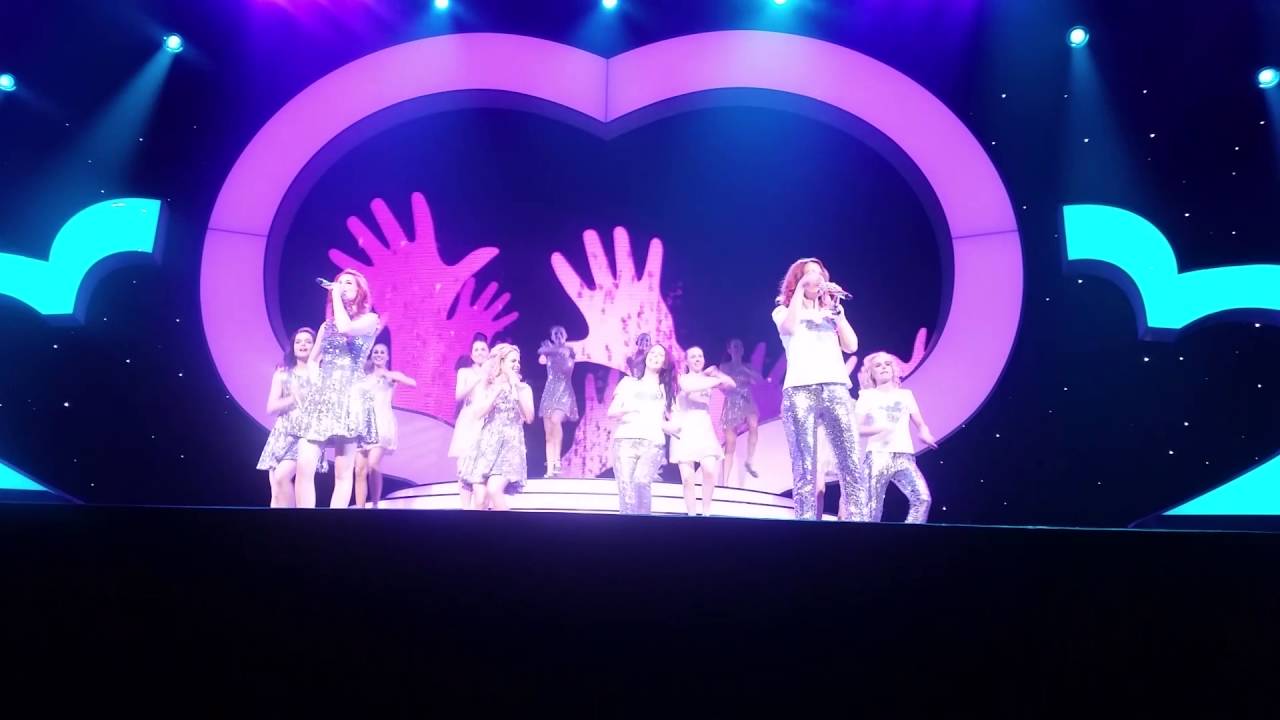 K3 (oud en nieuw) zingen samen een medley