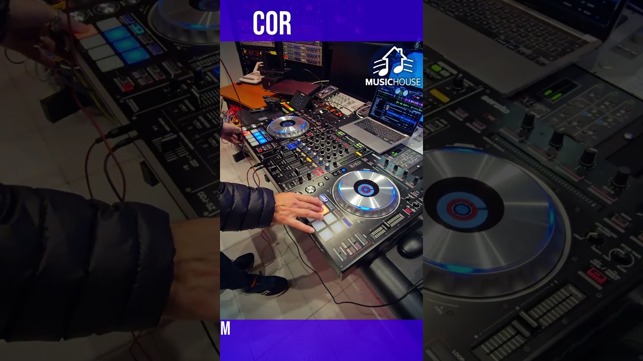 Corso per DJ - Carlo mixa con gli Stems Audio - Music House - sede di Ascoli Piceno