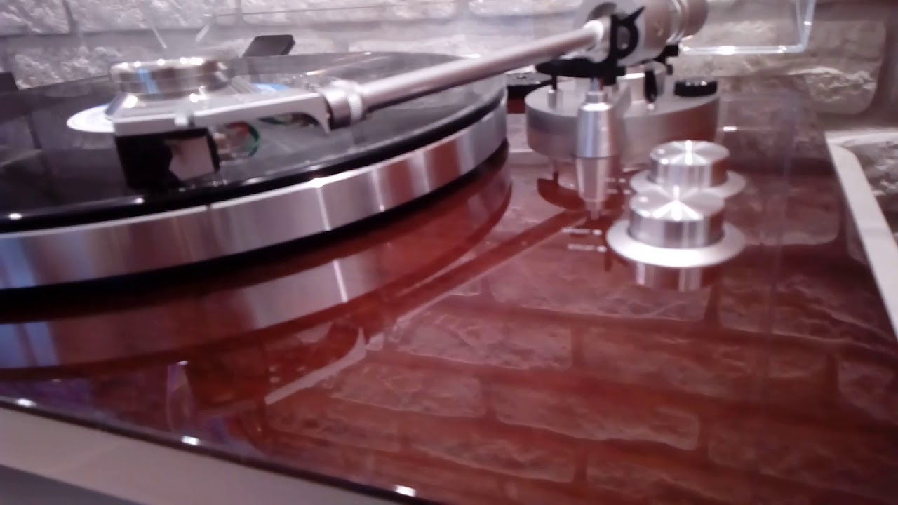 AKAI BT-500 turntable +GRADO cardridge.
