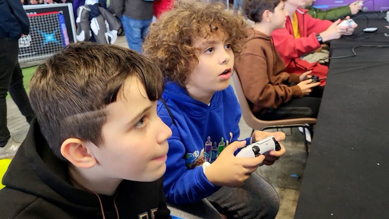 Nicolò e Samuele visitano il Megacon di Genova