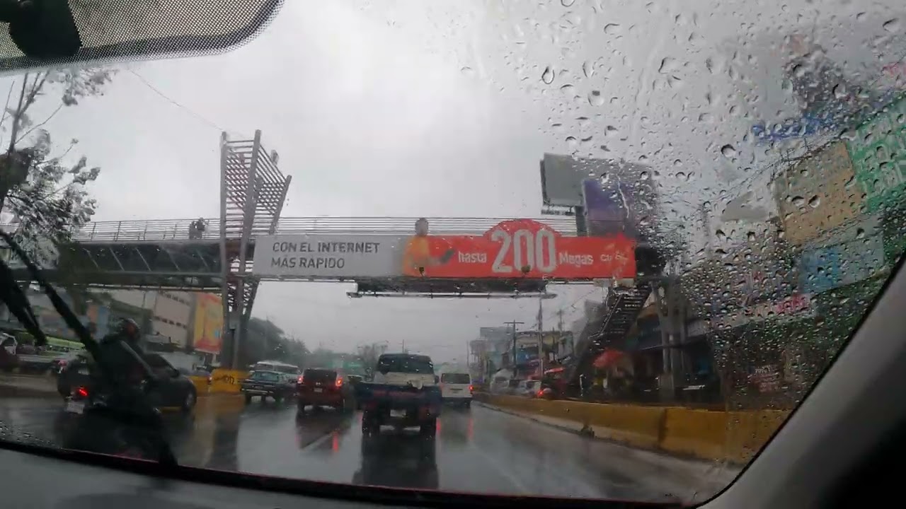 Conduciendo por la ciudad de Guatemala con lluvia, 2022.