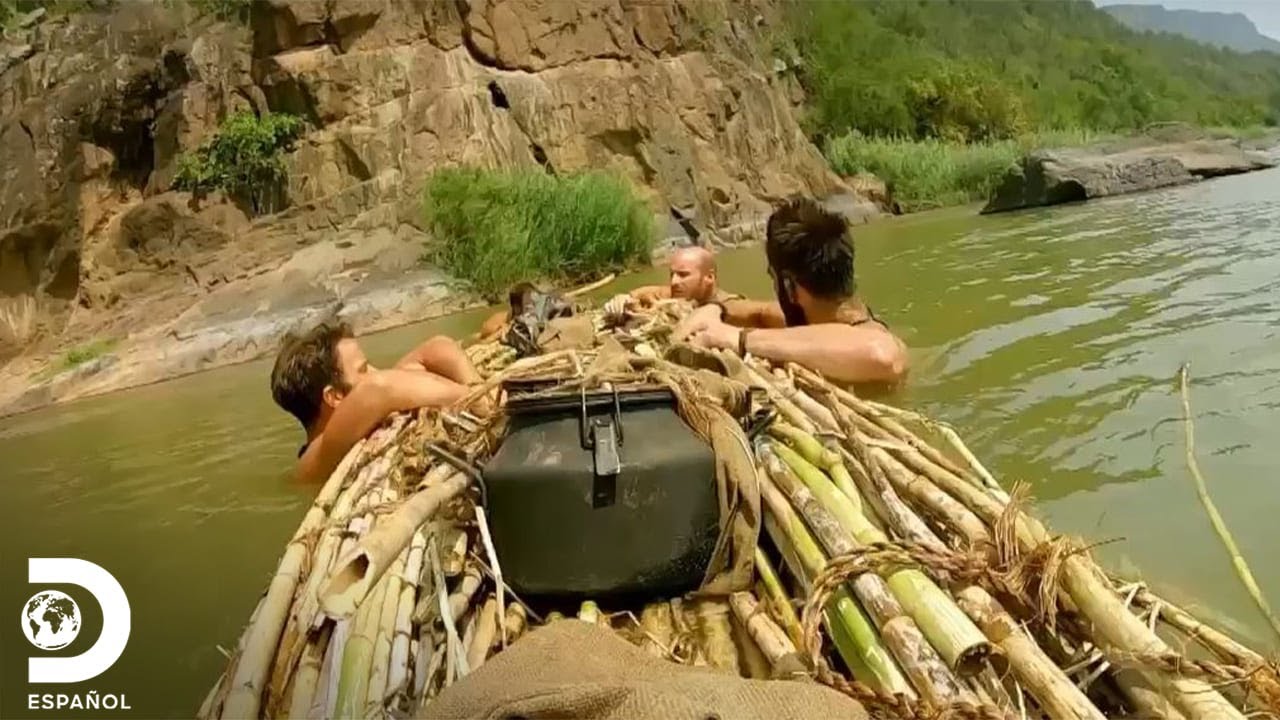 Remando contra la corriente | Supervivencia al Desnudo: El &uacute;ltimo en pie | Discovery en espa&ntilde;ol
