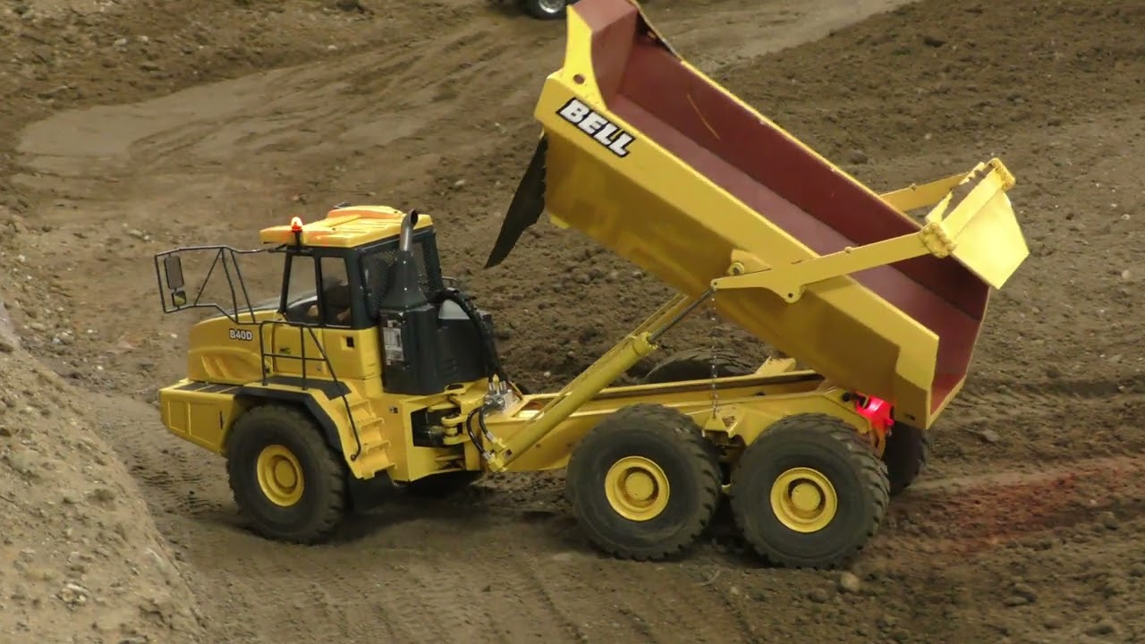 Liebherr 944 loads Bell B40D at the bridge