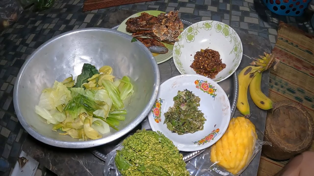 ทอดปลาค้อ ลวกผัก แจ่วบองต้นกระเทียม ปิ้งปลาหวาน คั่วจิ้งหรีดไข่